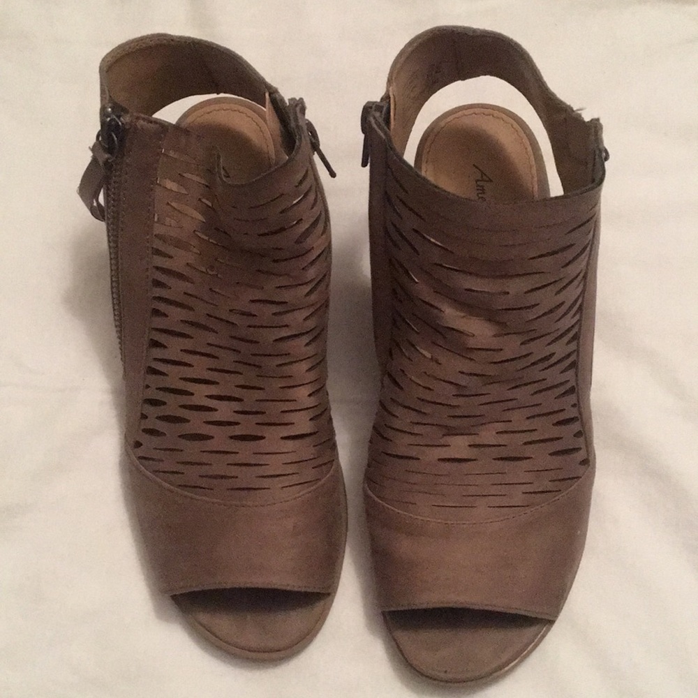 American Eagle peep-toe